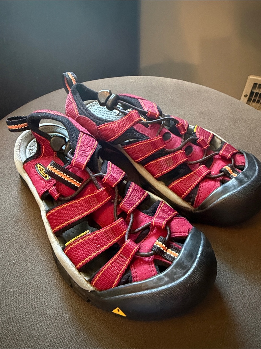 Keen Newport Waterproof Red & Black Womens 6 Sandals Hiking Outfoor Adventure